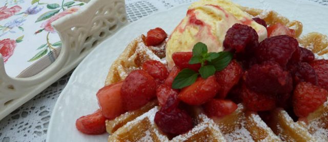 Dicke Waffeln, Eiscreme, marinierte Beeren